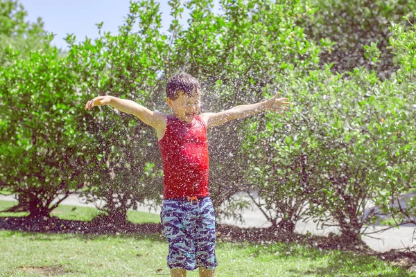 Tatlı Çocuk Yaz Günü Bahçe Hortumuyla Sıçratıyor Çocuk Evin Bahçesinde — Stok fotoğraf