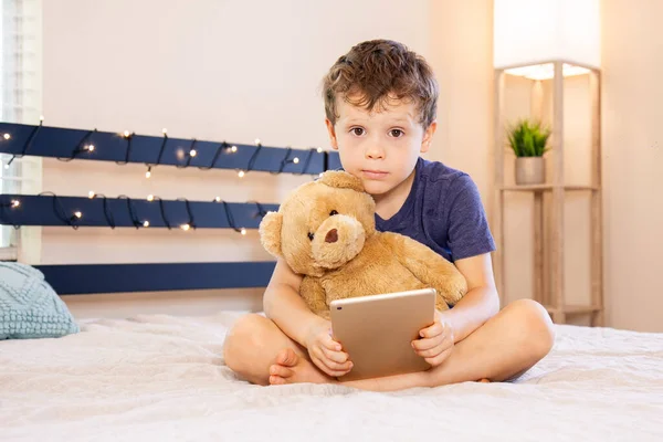 Симпатичный Мальчик Сидящий Диване Играющий Планшетным Компьютером Дома Помещении Ребёнок — стоковое фото