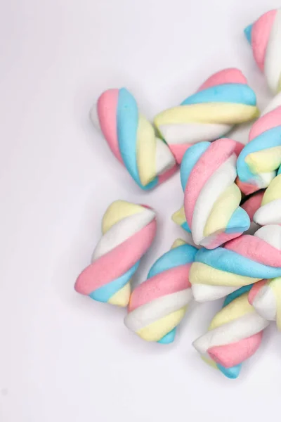 色付きのマシュマロキャンディーのトップビュー 甘い食べ物やデザートの概念 — ストック写真