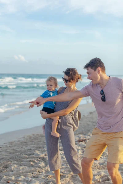 Giovani Genitori Bambino Felice Passeggiano Sera Lungo Oceano Lungo Spiaggia — Foto Stock