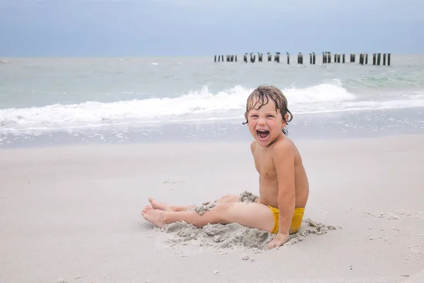 Happy Boy Leker Med Sand Stranden Barnet Ska Leka Och — Stockfoto