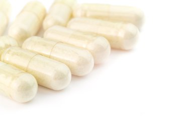 Gıda takviyesi hapları, glukozamin kapsül, beyaz arka plan üzerinde makro görüntü izole