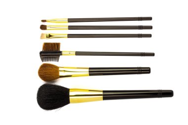 Beyaz arka plan üzerinde makyaj için profesyonel kozmetik fırçalar.