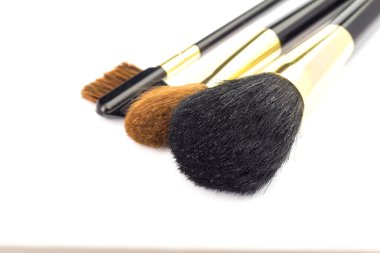Beyaz arka plan üzerinde makyaj için profesyonel kozmetik fırçalar.