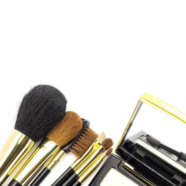 Cepillos cosméticos profesionales para maquillaje sobre fondo blanco . — Foto de Stock
