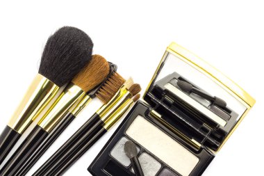 Beyaz arka plan üzerinde makyaj için profesyonel kozmetik fırçalar.