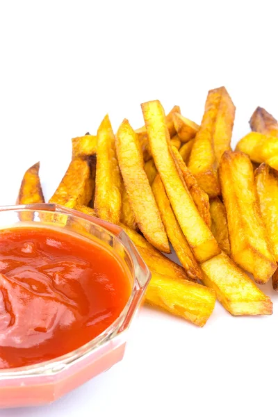 Hemmagjord snabbmat portion pommes frites och ketchup, isolerad på vit bakgrund. — Stockfoto