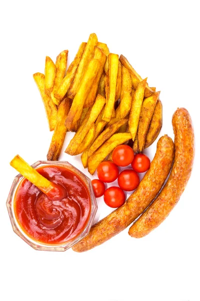 自制快餐，炸薯条、 番茄酱、 烤的香肠和樱桃番茄在白色背景上孤立的部分. — 图库照片