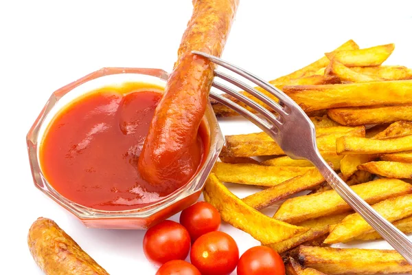 Snabbmat, del av pommes frites, ketchup, körsbärstomat, grillad korv på gaffel isolerad på vit bakgrund. — Stockfoto