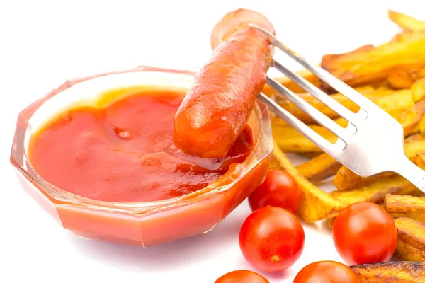 Snabbmat, del av pommes frites, ketchup, körsbärstomat, grillad korv på gaffel isolerad på vit bakgrund. — Stockfoto