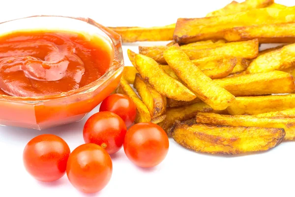 Домашний фаст-фуд, порция картошки фри, кетчуп и помидор черри изолированы на белом фоне . — стоковое фото