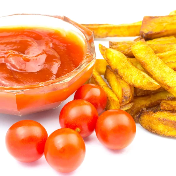 Hemmagjord snabbmat, portion pommes frites, ketchup och körsbärstomat isolerad på vit bakgrund. — Stockfoto