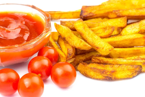 Hemmagjord snabbmat, portion pommes frites, ketchup och körsbärstomat isolerad på vit bakgrund. — Stockfoto