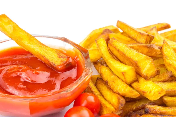 Hemmagjord snabbmat, portion pommes frites, ketchup och körsbärstomat isolerad på vit bakgrund. — Stockfoto