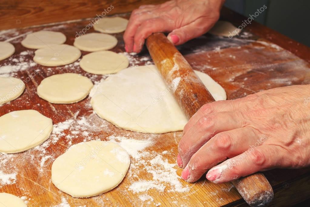Femme faisant des boulettes ukrainiennes ou varenyky, étaler
