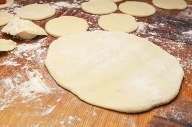 Ev yapımı Ukraynalı köfte veya varenyky, kiraz ile hamur yuvarlak parçalar kesilmesi hazırlanıyor