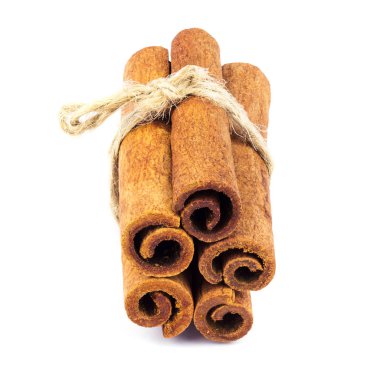 Tarçın grup izole üzerinde beyaz arka plan sopa.