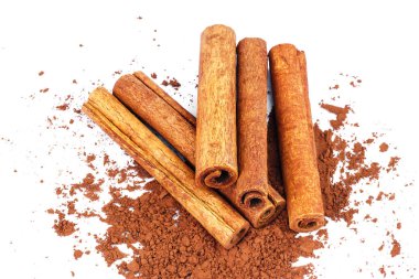 Tarçın kakao tozu, beyaz arka plan üzerinde izole üzerinde grup.