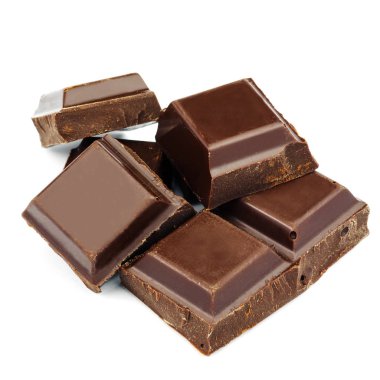 Beyaz arka plan üzerinde izole koyu çikolata küpleri.