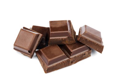 Beyaz arka plan üzerinde izole koyu çikolata küpleri.