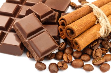 Koyu çikolata, küpler, tarçın ve kahve çekirdekleri beyaz arka plan üzerinde izole.