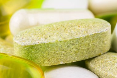 Karışık doğal gıda takviyesi hapı, omega 3, multivitamin ve glucosamine kapsül, görüntüyü.