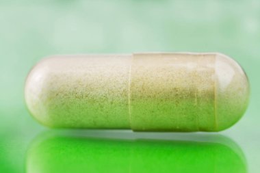 Glucosamine kapsül, gıda takviyesi parlak yeşil renkli, görüntüyü hapları.