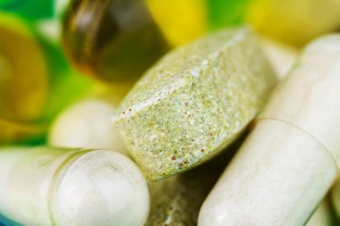 Karışık doğal gıda takviyesi hapı, omega 3, multivitamin ve glucosamine kapsül, görüntüyü.