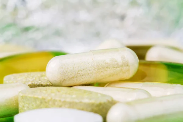 Píldoras de suplementos alimenticios naturales mixtos, omega 3, cápsulas multivitamínicas y glucosamina, imagen macro . — Foto de Stock