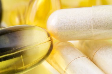 Karışık doğal gıda takviyesi hapı, omega 3, glukozamin, e vitamini kapsülleri, görüntüyü.