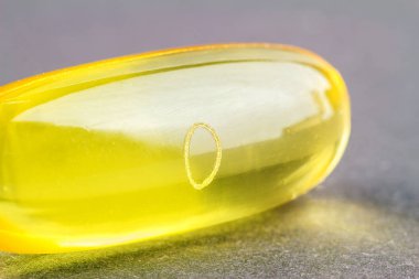 Doğal gıda takviyesi, sarı jel hap, yağ asidi omega 3 kapsülleri, balık yağı, siyah arka plan, makro resim üzerine.