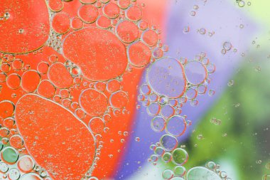 Su soyut multi renk arka planda yüzer petrol düştü.