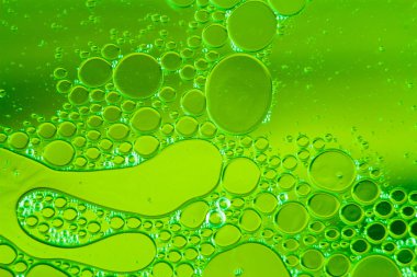 Su soyut multi renk arka planda yüzer petrol düştü.