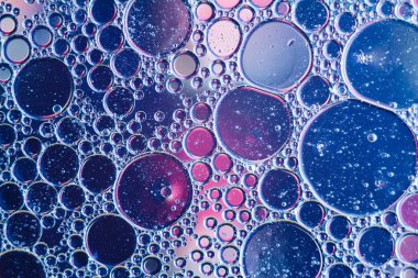 Su soyut multi renk arka planda yüzer petrol düştü.