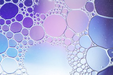 Su soyut multi renk arka planda yüzer petrol düştü.