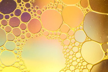 Su soyut multi renk arka planda yüzer petrol düştü.