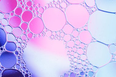 Su soyut multi renk arka planda yüzer petrol düştü.