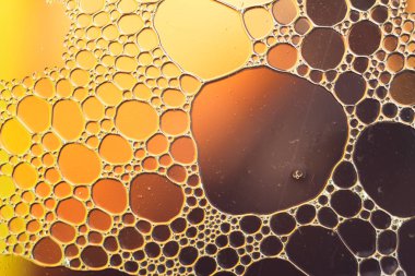 Su soyut multi renk arka planda yüzer petrol düştü.