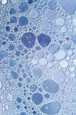 Su mavi renk arka planda yüzer petrol düştü.