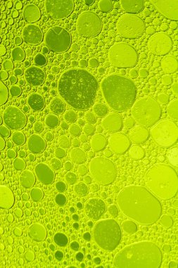 Su yeşil renk arka planda yüzer petrol düştü.