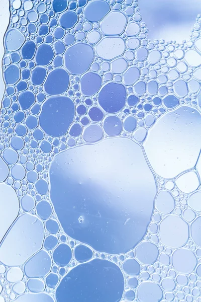 Su mavi renk arka planda yüzer petrol düştü.