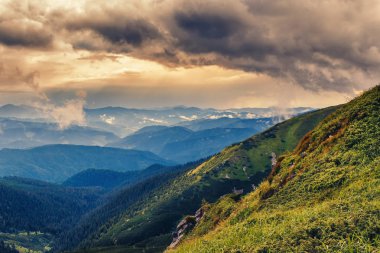 Dramatik Karpat Dağları manzara, gün batımı akşam saat.