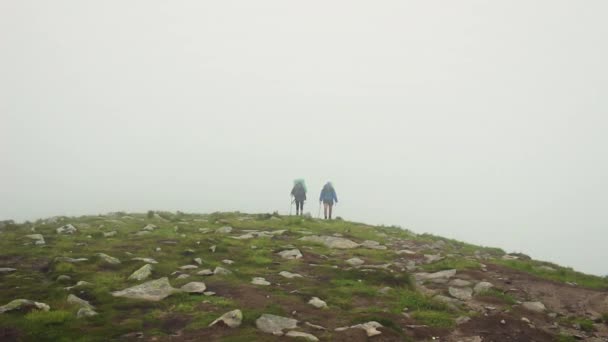 Пара туристов поднялись на вершину горы Говерла, Карпаты — стоковое видео