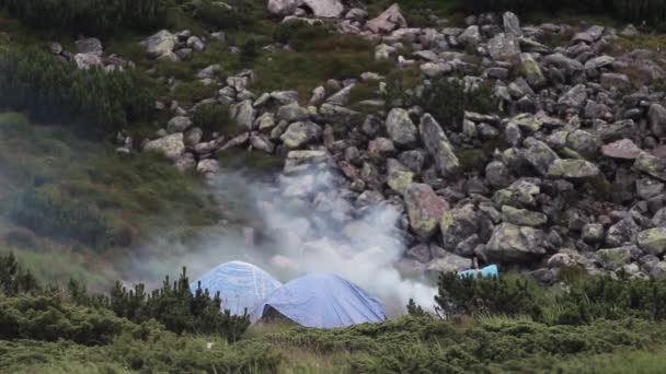 Zeltlager und Mann am Lagerfeuer in den Karpaten, Sommerreise