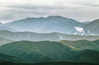 Karpat Dağları manzara, dağ sırtlar, Ukrayna görünümünü.