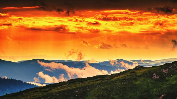 Červená, oranžová obloha v západu slunce večer čas, malebné a dramatické Karpaty krajina, Ukrajina. — Stock fotografie