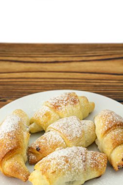 Ahşap ve beyaz arka plan üzerinde plaka ev yapımı taze simit.