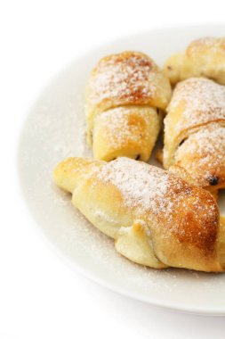 Beyaz arka plan üzerinde izole plaka, ev yapımı taze simit.