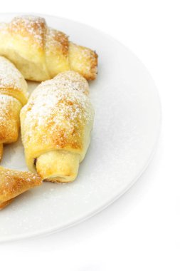 Beyaz arka plan üzerinde izole plaka, ev yapımı taze simit.