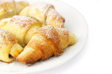 Beyaz arka plan üzerinde izole plaka, ev yapımı taze simit.